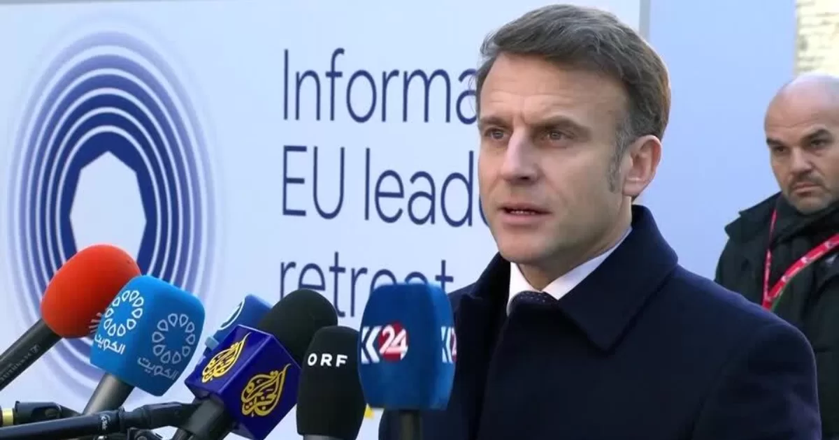 Эммануэль Макрон во время общения с журналистами в Брюсселе. 3 февраля 2025 года / Фото Reuters