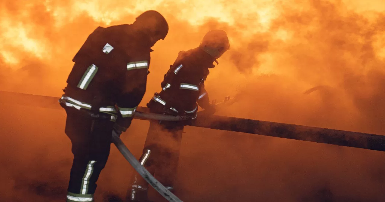 На Сумщині рятувальники ліквідували масштабну пожежу на об'єкті інфраструктури, спричинену ворожим ударом. 2 лютого 2025 / Фото ДСНС