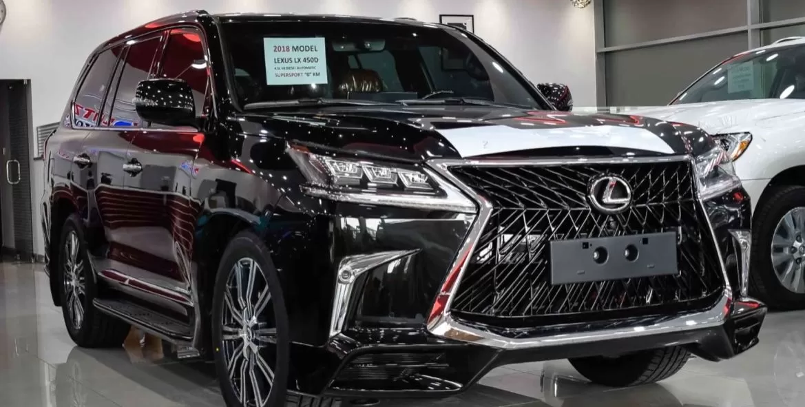 Автомобиль Lexus LX 450 / Кадр из видео