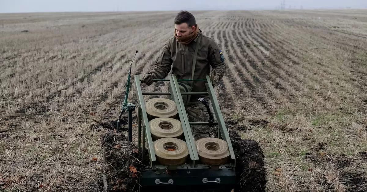 Военнослужащий 13-й бригады оперативного назначения «Хартия» Национальной гвардии Украины управляет беспилотным наземным аппаратом для постановки мин в Харьковской области, 13 января 2025 / Фото Reuters