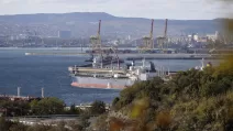 Нефтяной танкер пришвартован возле комплекса "Шесхарис" в Новороссийске / Фото: AP