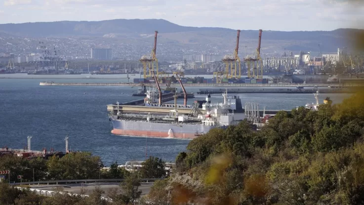 Нефтяной танкер пришвартован возле комплекса "Шесхарис" в Новороссийске / Фото: AP