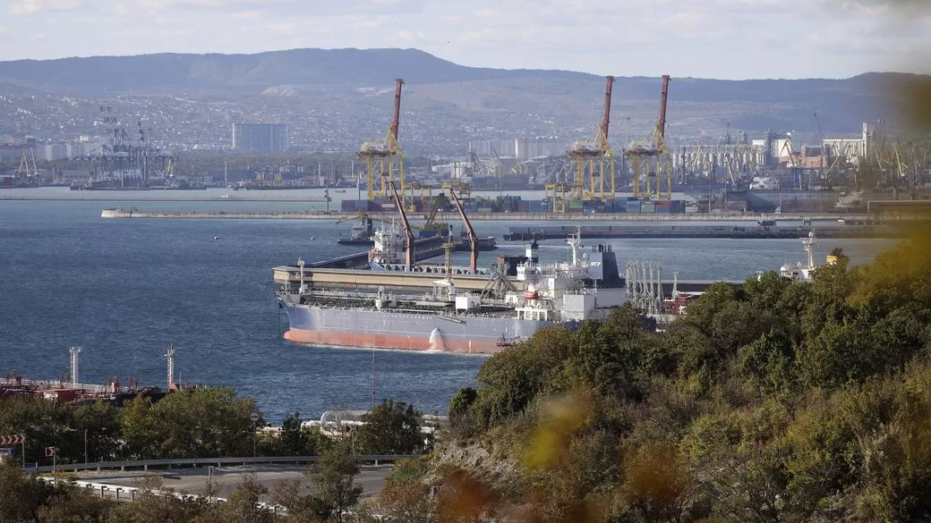 Нефтяной танкер пришвартован возле комплекса "Шесхарис" в Новороссийске / Фото: AP