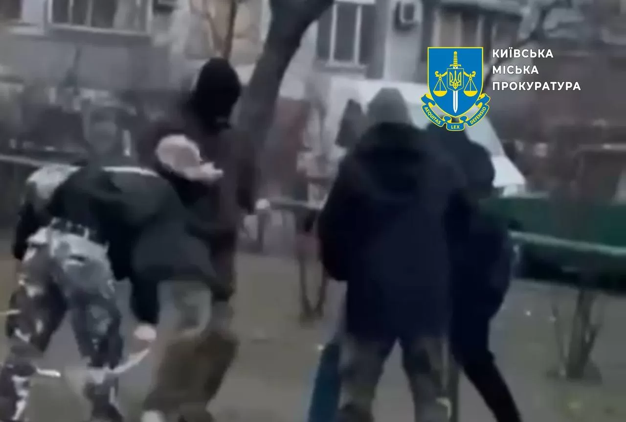 Побиття підлітка у Києві / Скриншот із відео
