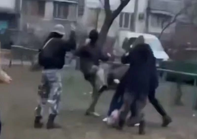 Подростки избили парня в Киеве / Кадр из видео