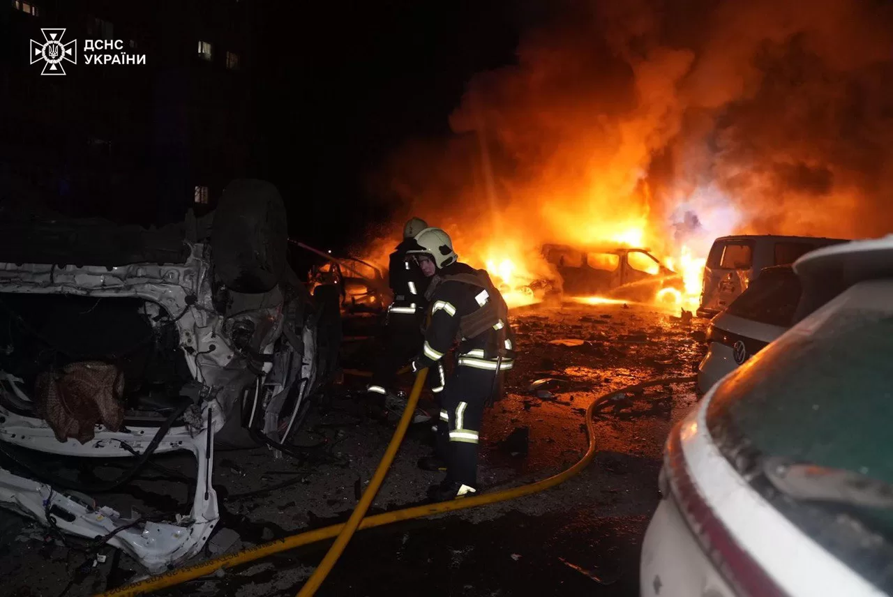 Рятувальники ліквідовують пожежу в Сумах / Фото: ДСНС