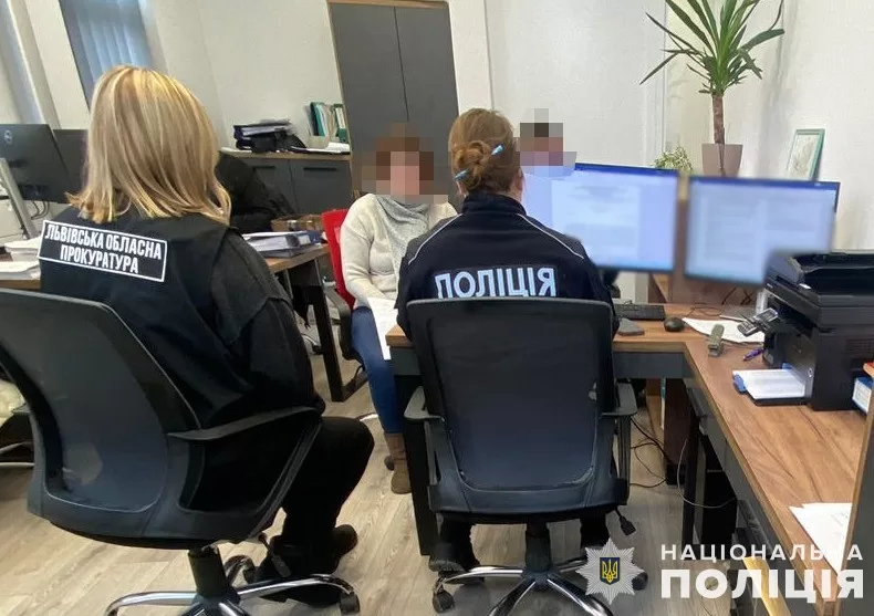 Повідомлення про підозру лікарці-анестезіологу зі Львова / Фото: Поліція Львівщини