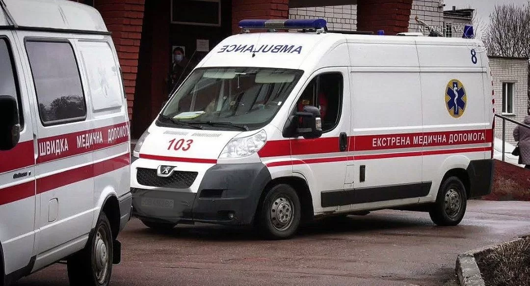 Автівки "швидкої" біля лікарні в Херсоні / Фото: khersonline.net