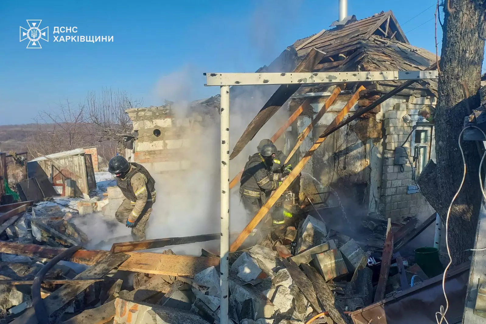 Окупанти вдарили по будинку літньої жінки на Харківщині / Фото: ДСНС