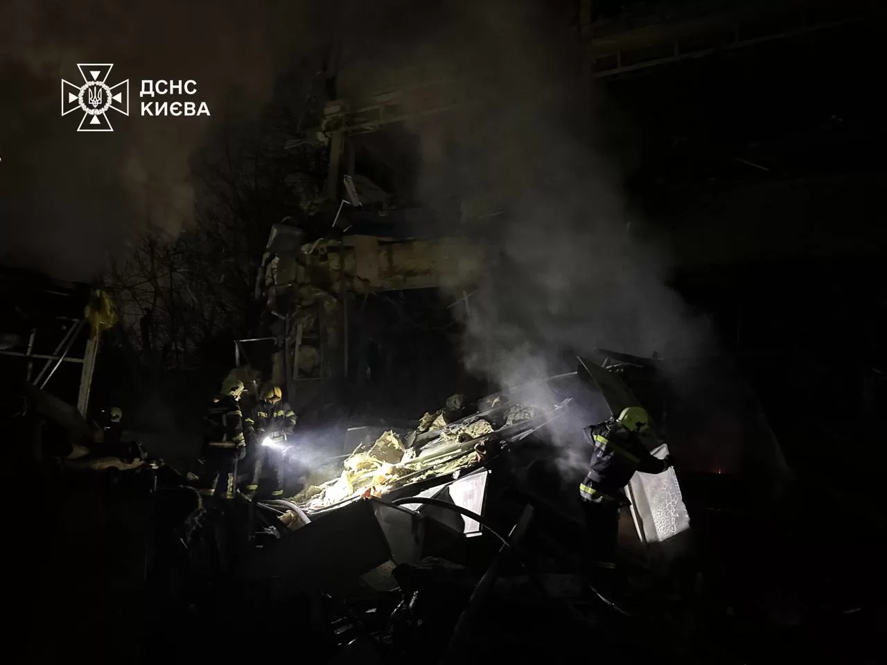 Рятувальники на місці ракетного удару по Києву / Фото: ДСНС
