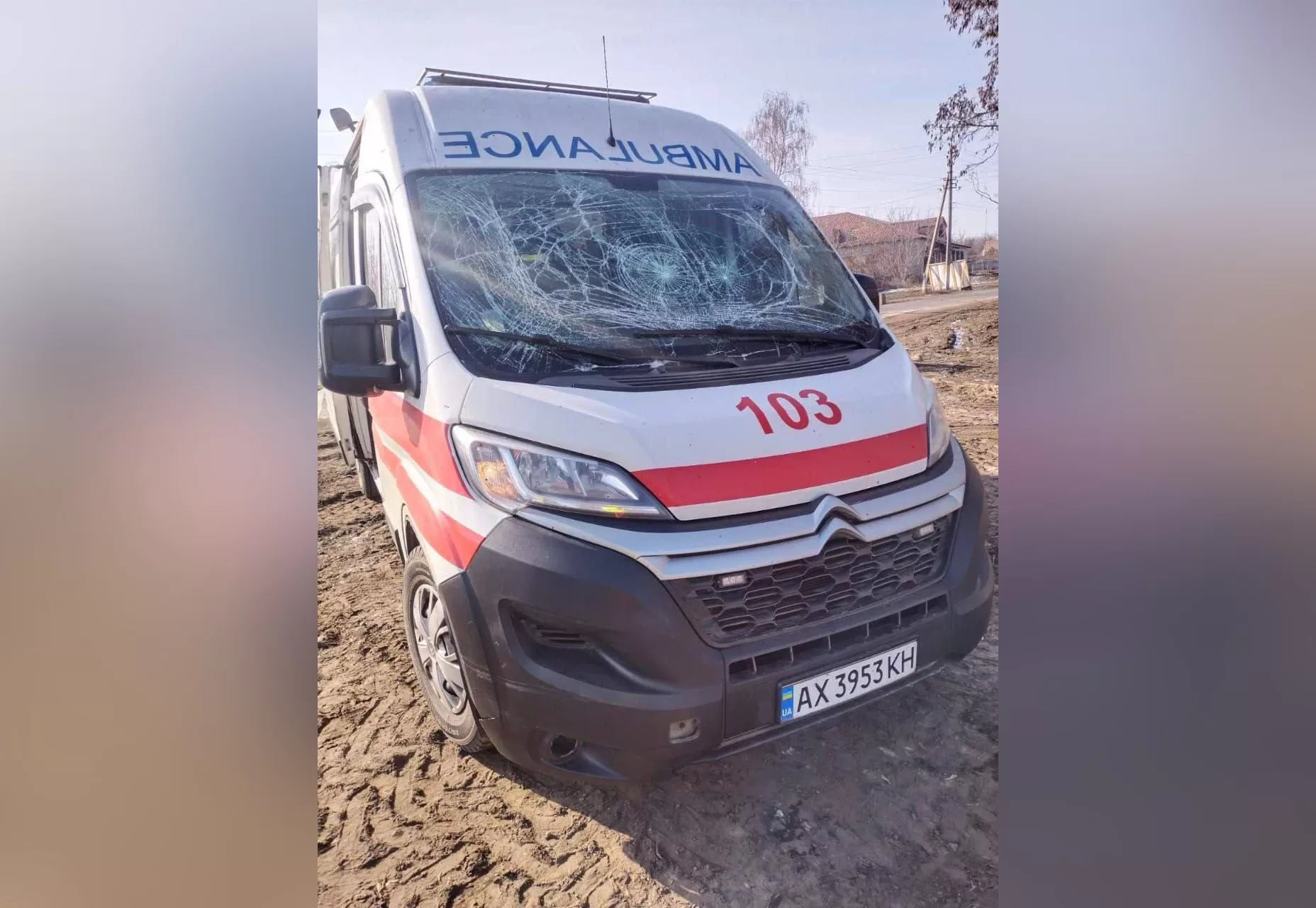 Пошкоджена внаслідок обстрілу автівка "швидкої" на Харківщині / Фото: Харківська ОВА