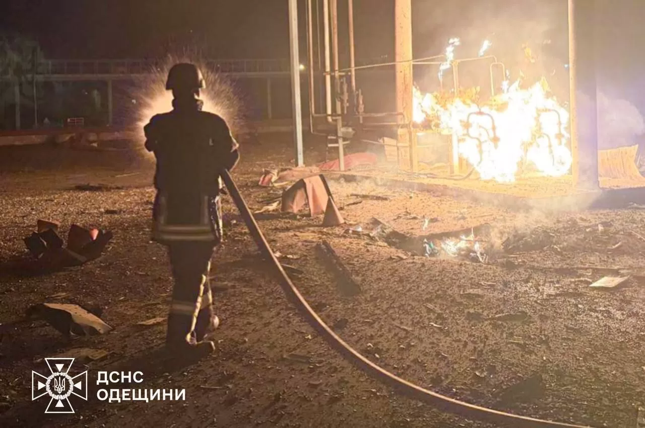 Рятувальники ліквідовують пожежу після влучання дрона на Одещині / Фото: ДСНС