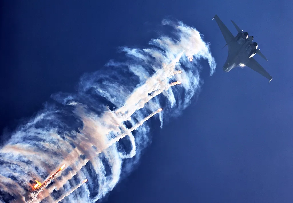 Винищувач J-16 на авіашоу / Фото: CFP