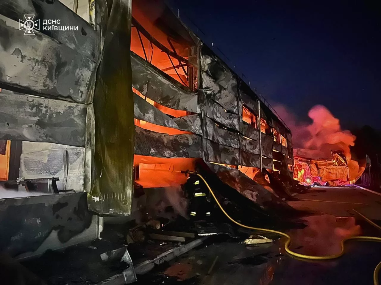 Спасатели ликвидируют пожар после атаки дронов в Киевской области / Фото: ГСЧС