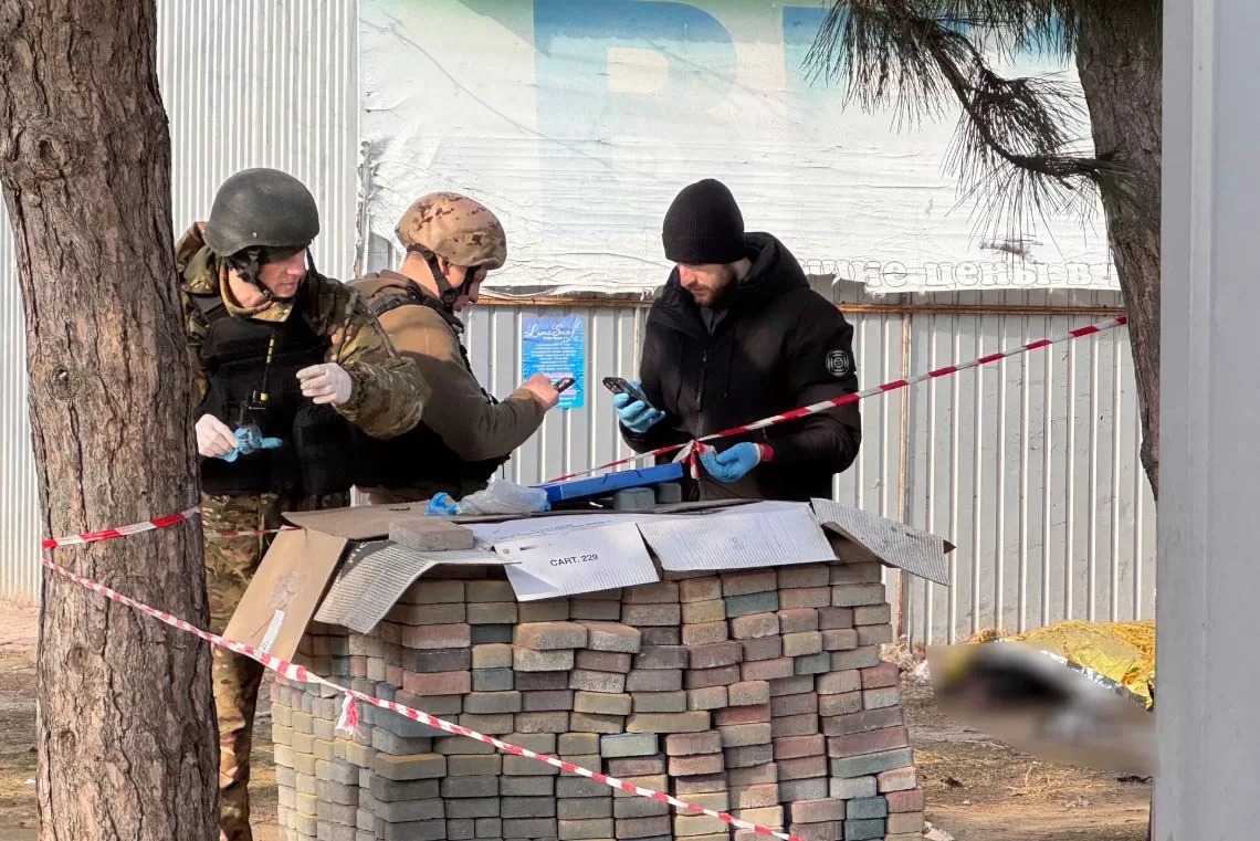 Правоохоронці обстежують місце події / Фото: Нацполіція