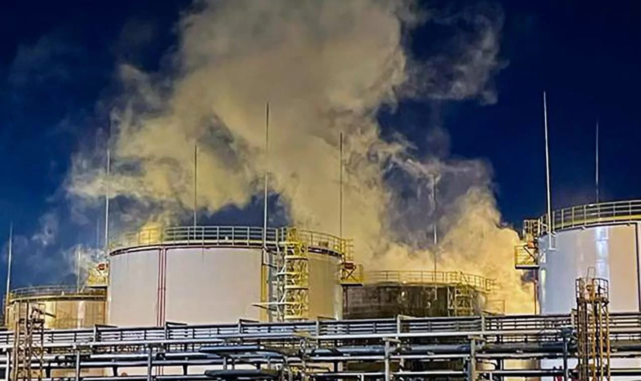 Smoke over the refinery / Photo from social networks