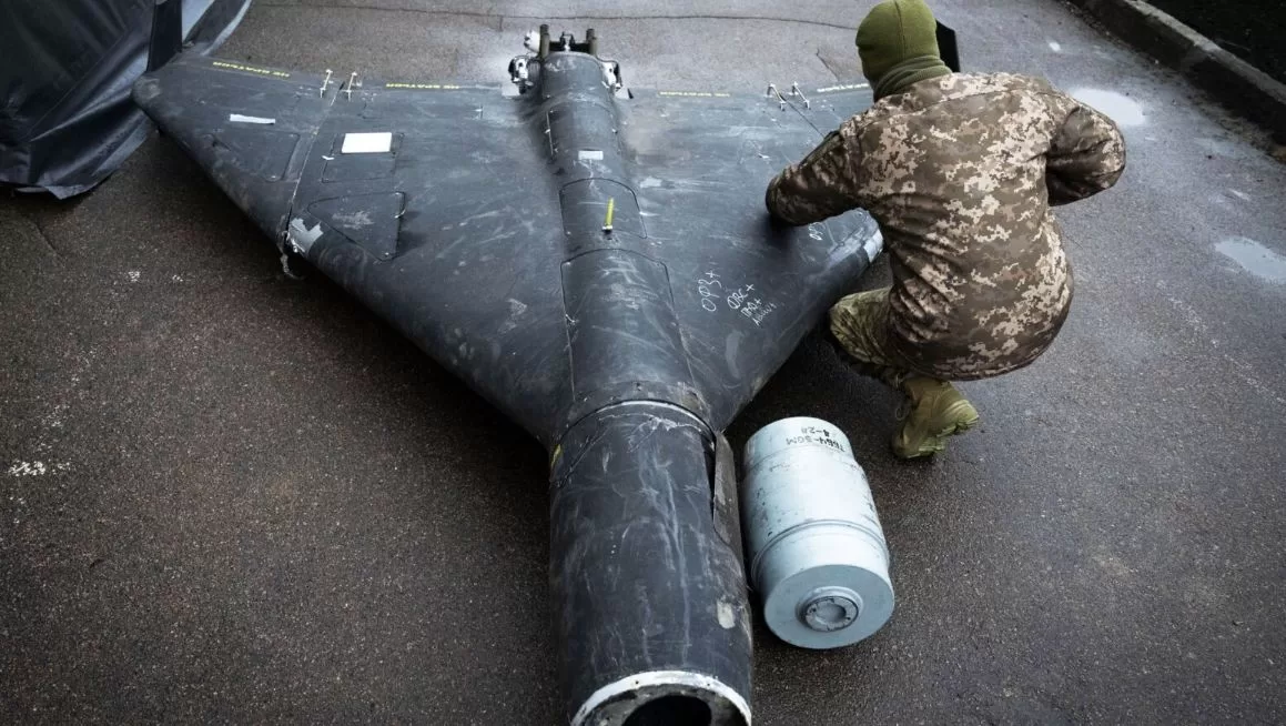 Український військовий оглядає збитий безпілотник Shahed із термобаричним зарядом / Фото: AP