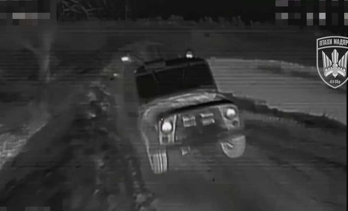 Вражеский УАЗ в прицеле оптоволоконного FPV / Кадр из видео