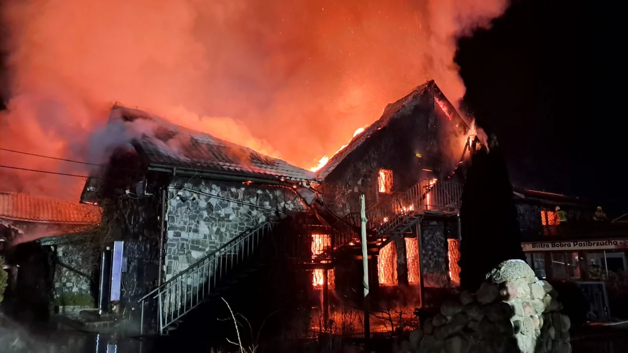 Горящий клуб в с. Вильга / Фото: Policja Mazowsze