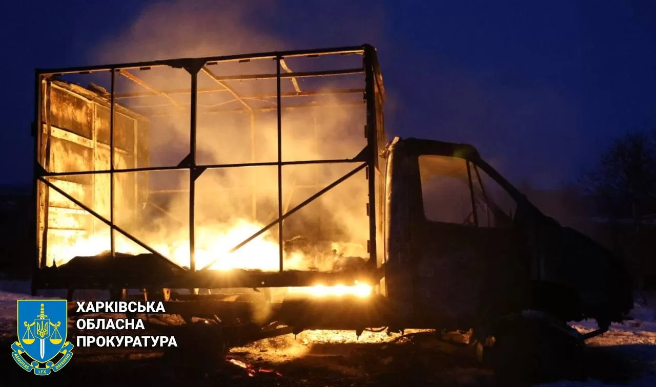 Горящая машина после попадания дрона на Харьковщине / Фото: Харьковская областная прокуратура