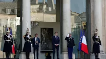 Президент Франции Эммануэль Макрон ждет прибытия европейских лидеров 17 февраля 2025 года / Фото: Reuters