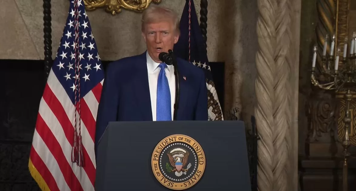 Президент США Дональд Трамп во время конференции в Мар-а-Лаго / Скриншот с трансляции