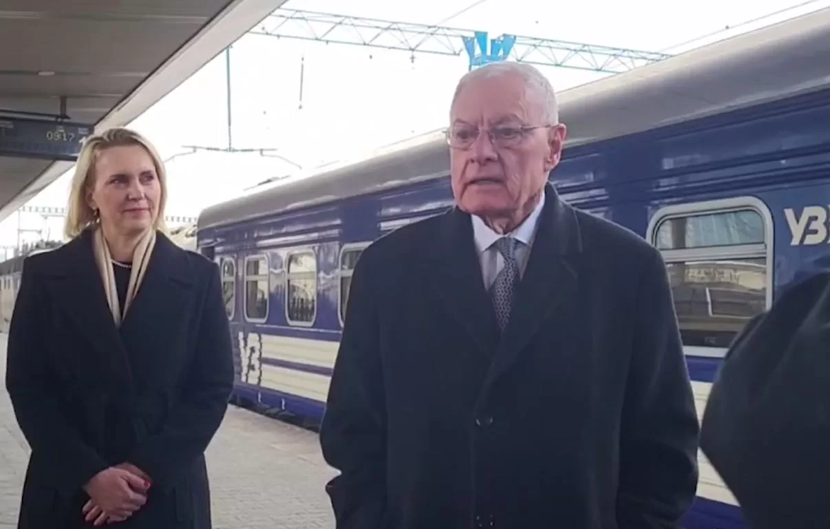 Спецпредставитель США по вопросам Украины Кит Келлог и посол США в Украине Бриджит Бринк на вокзале в Киеве / Кадр из видео