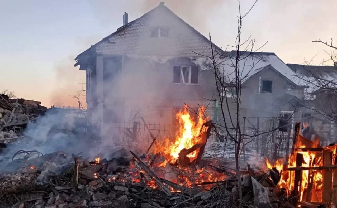 Пожежа після обстрілу Куп'янського району / Фото: Харківська обласна прокуратура