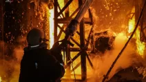 Спасатель тушит пожар после российского удара по Одессе / Фото: ГСЧС