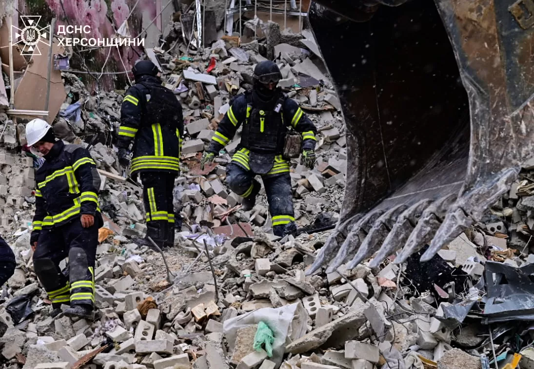 Rescuers at the site of the air strike on Kherson / Photo: SES
