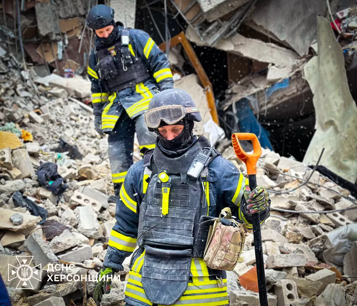 В Херсоні з-під завалів дістали загиблого чоловіка / Фото: ДСНС