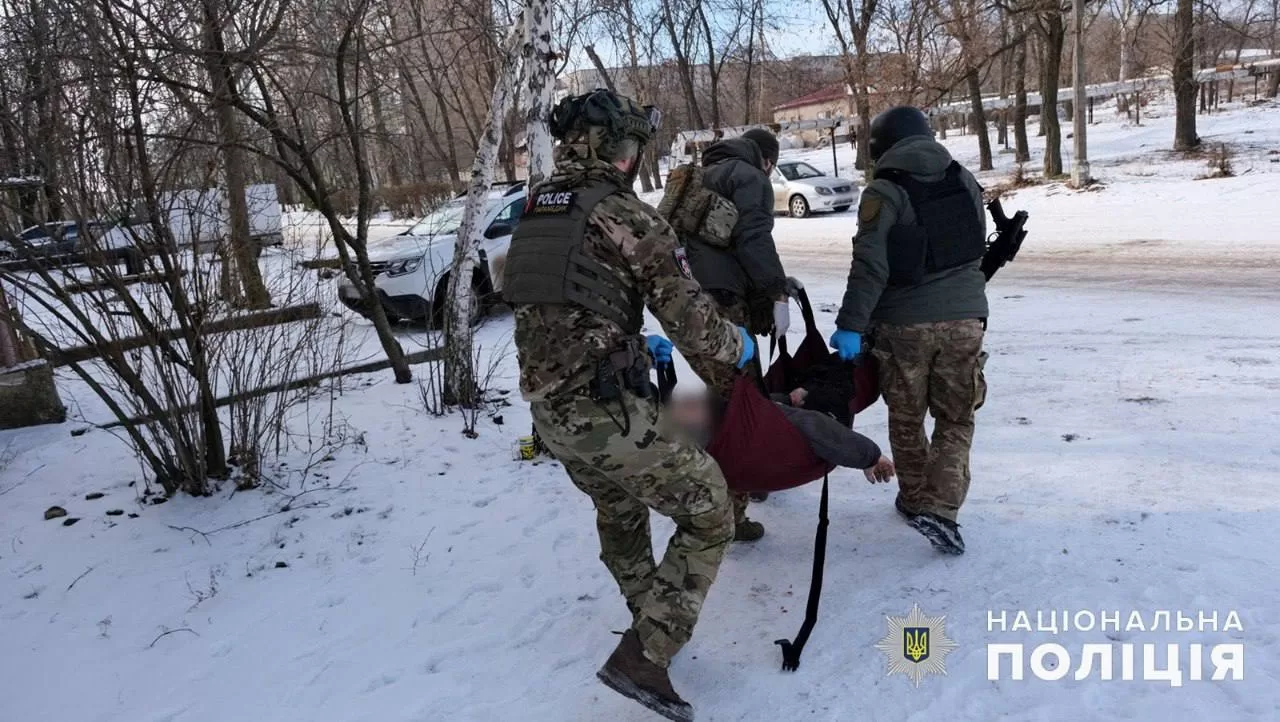 Поліцейські транспортують пораненого у Костянтинівці / Фото: Нацполіція