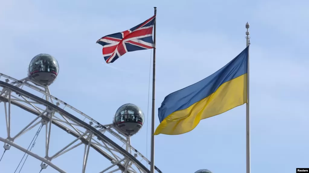 Британский и украинский флаги / Фото: holosameryky