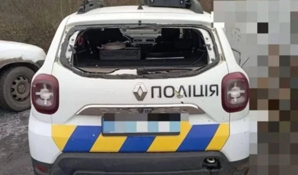 Пошкоджена автівка поліцейських / Фото: Сергій Болвінов/Facebook