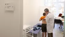 Врач осматривает пациента / Фото: ЛГС