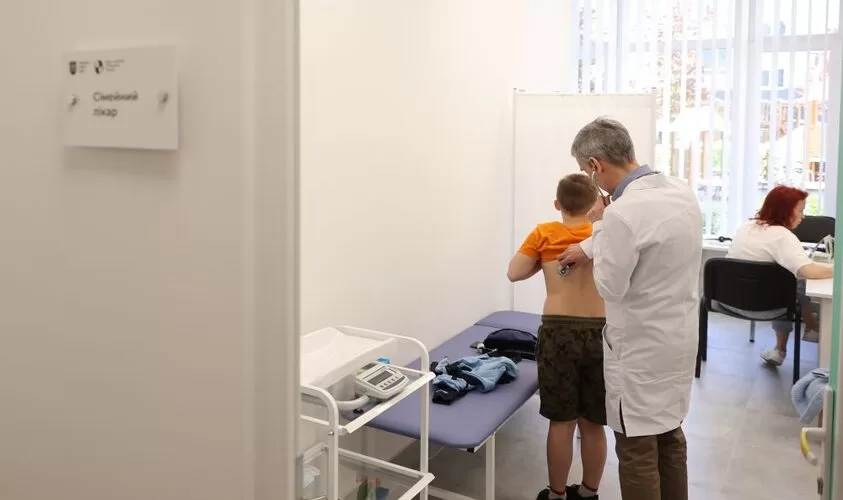 Врач осматривает пациента / Фото: ЛГС