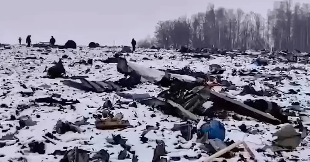 Обломки на месте падения самолета Ил-76 в Белгородской области / Фото AP