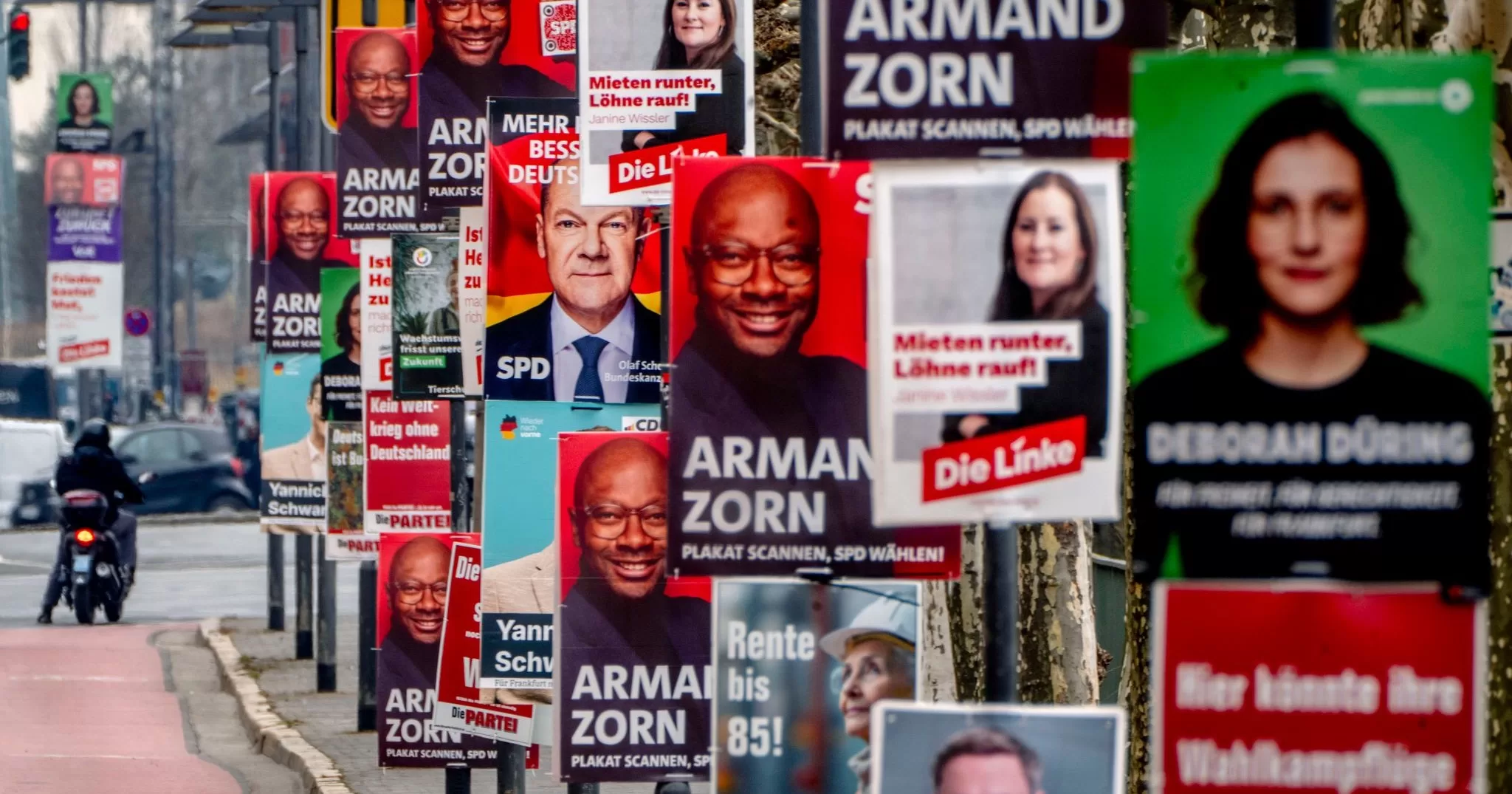Передвиборчі плакати у Франкфурті-на-Майні, Німеччина / Фото AP