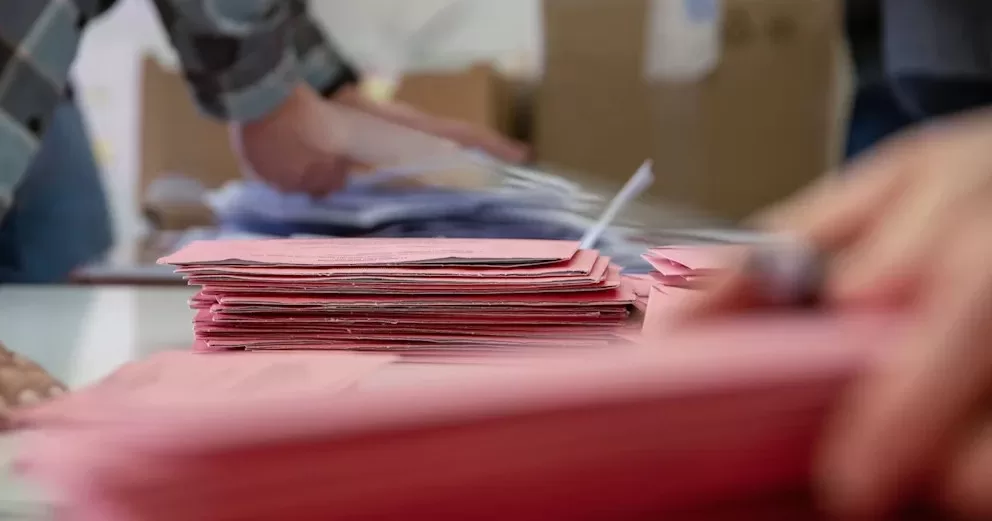 Виборчі дільниці закриті, розпочався підрахунок голосів, відданих поштою та в урнах для голосування / Фото dpa