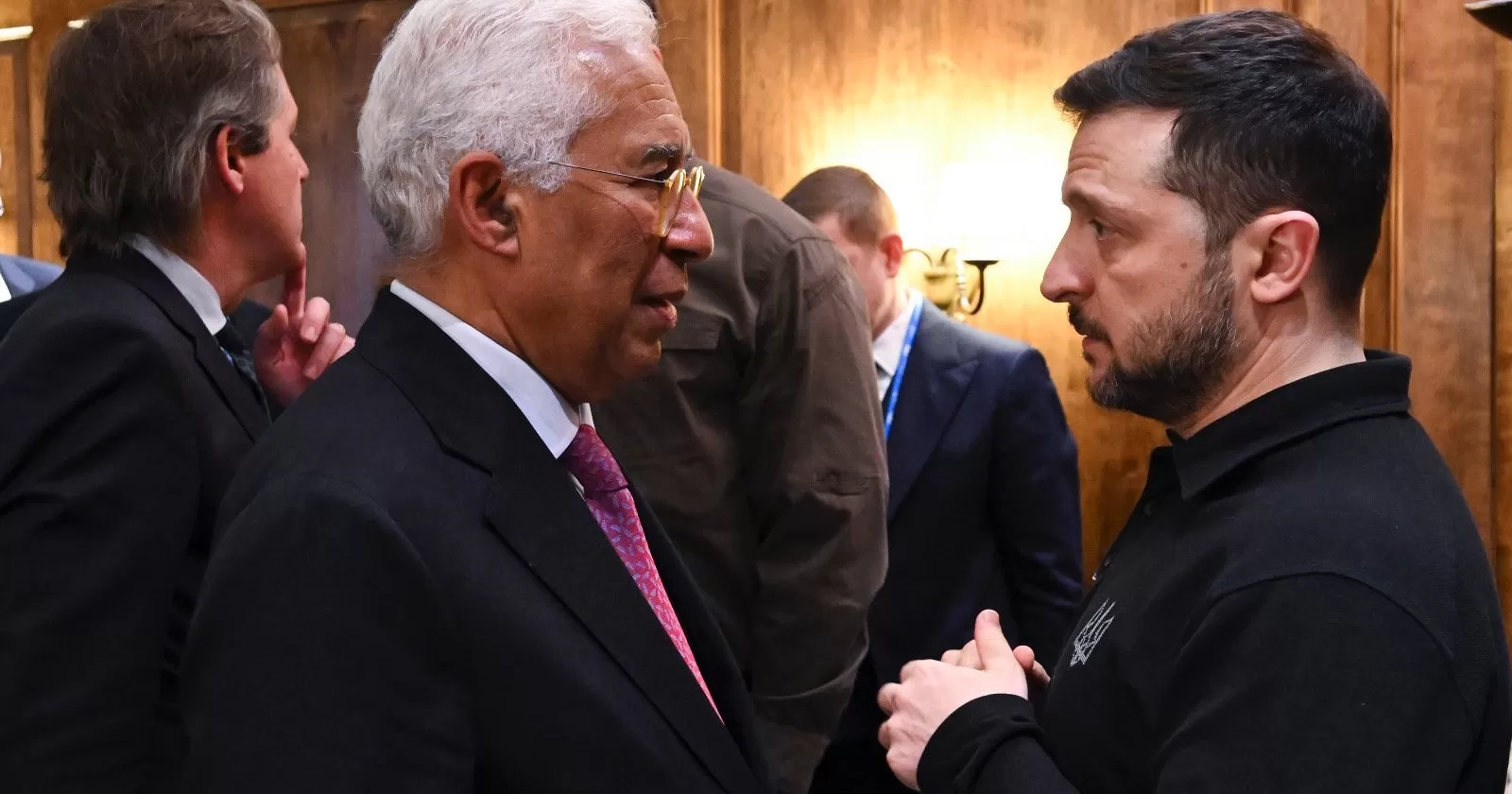 Президент Европейского совета Антониу Кошта и Президент Украины Владимир Зеленский во время конференции по безопасности в Мюнхене. 14 февраля 2025 года / Фото António Costa @eucopresident