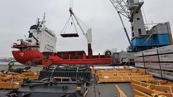 Завантаження алюмінію у торговому порту в Росії / Фото: Reuters