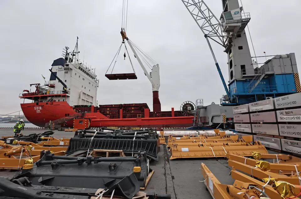 Загрузка алюминия в торговом порту в России / Фото: Reuters