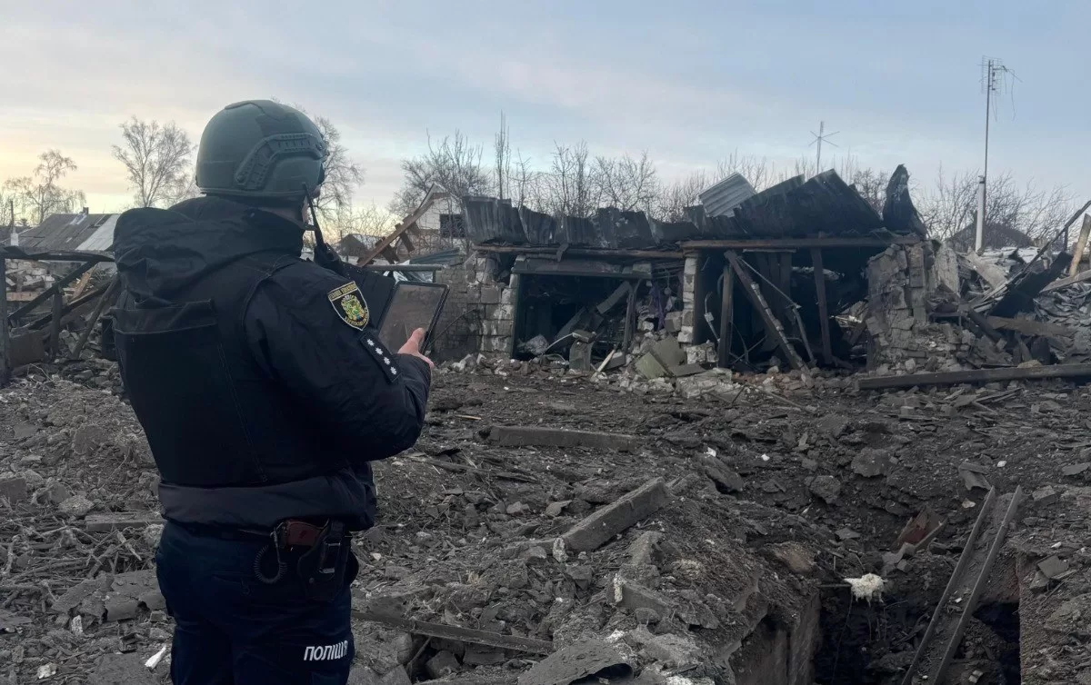 Правоохранитель на месте обстрела на Харьковщине / Архивное фото: Нацполиция