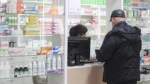 Мужчина покупает в аптеке лекарства / Фото: brovary.net.ua