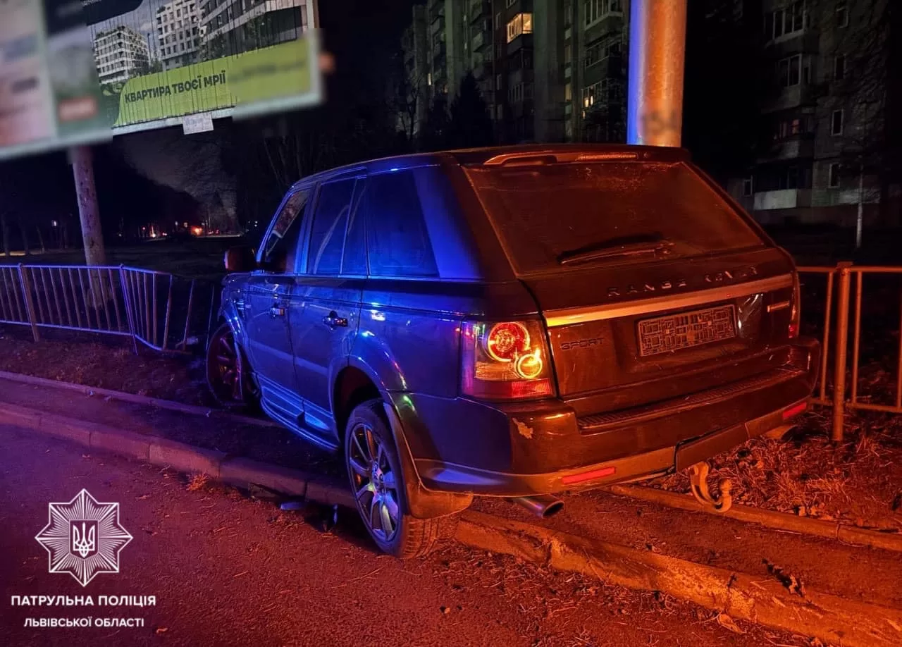 Range Rover на месте ДТП во Львове / Фото: Патрульная полиция Львовской области