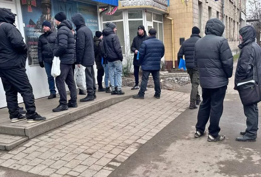 Черга на проходження ВЛК у місті Ковелі / Фото: Суспільне