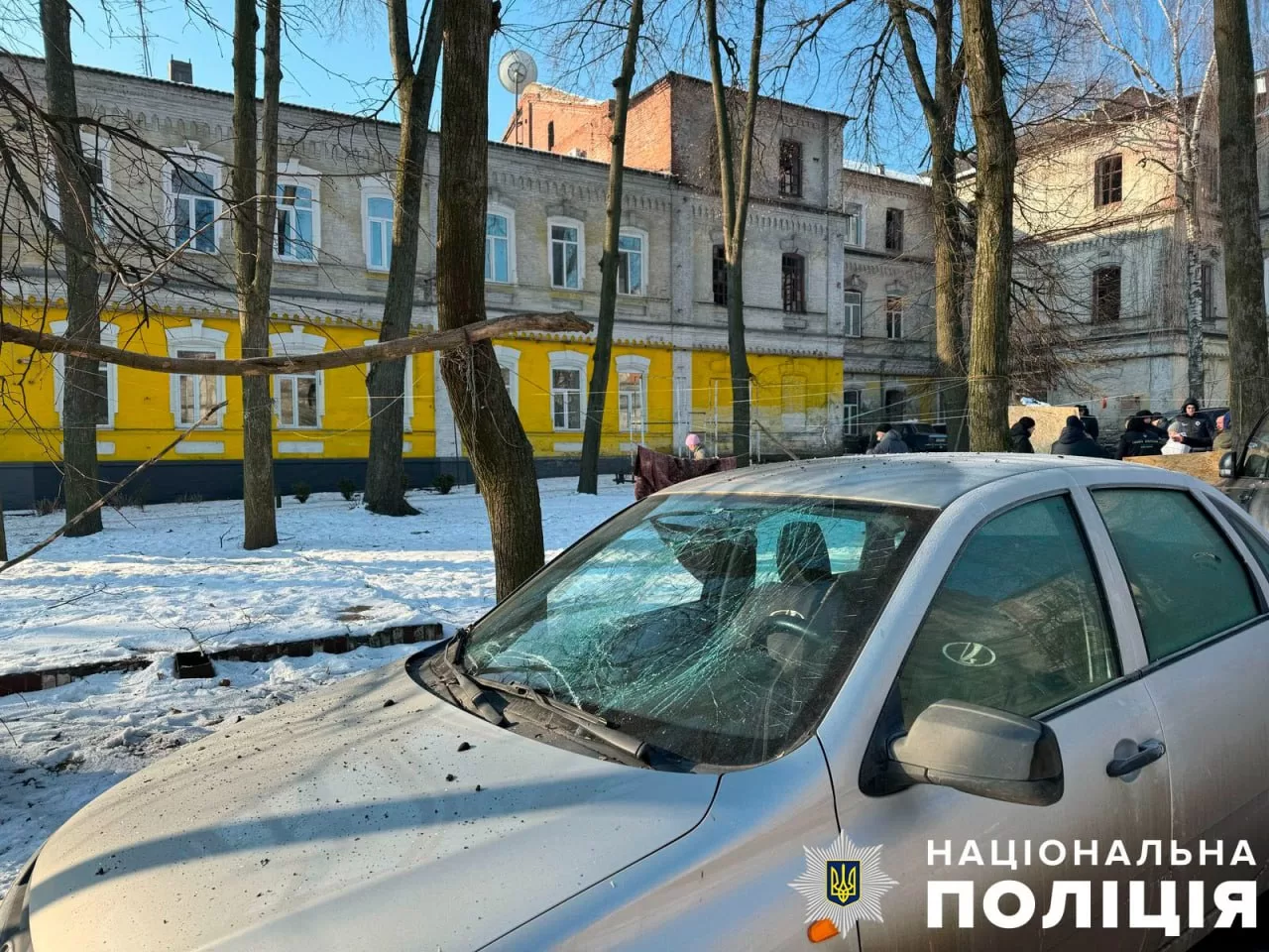 Поврежденная машина в результате атаки дронов в Сумской области / Фото: Нацполиция