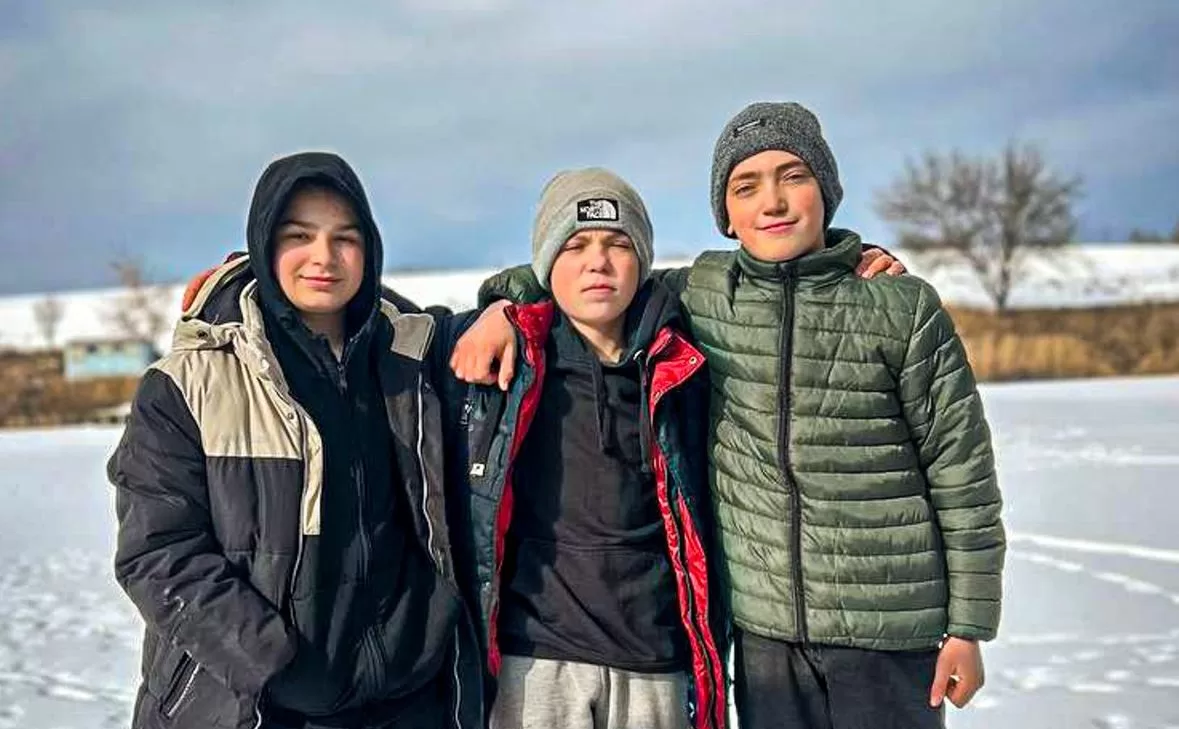 Подростки, которые спасли мужчину на Харьковщине / Фото: ГСЧС