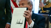 Президент США Дональд Трамп демонструє підписаний указ в Овальному кабінеті / Фото: The White House