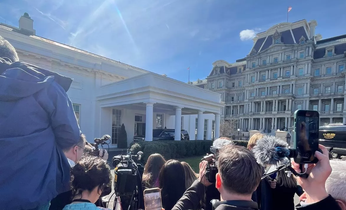 Зеленський достроково залишає Білий дім / Фото з соцмереж